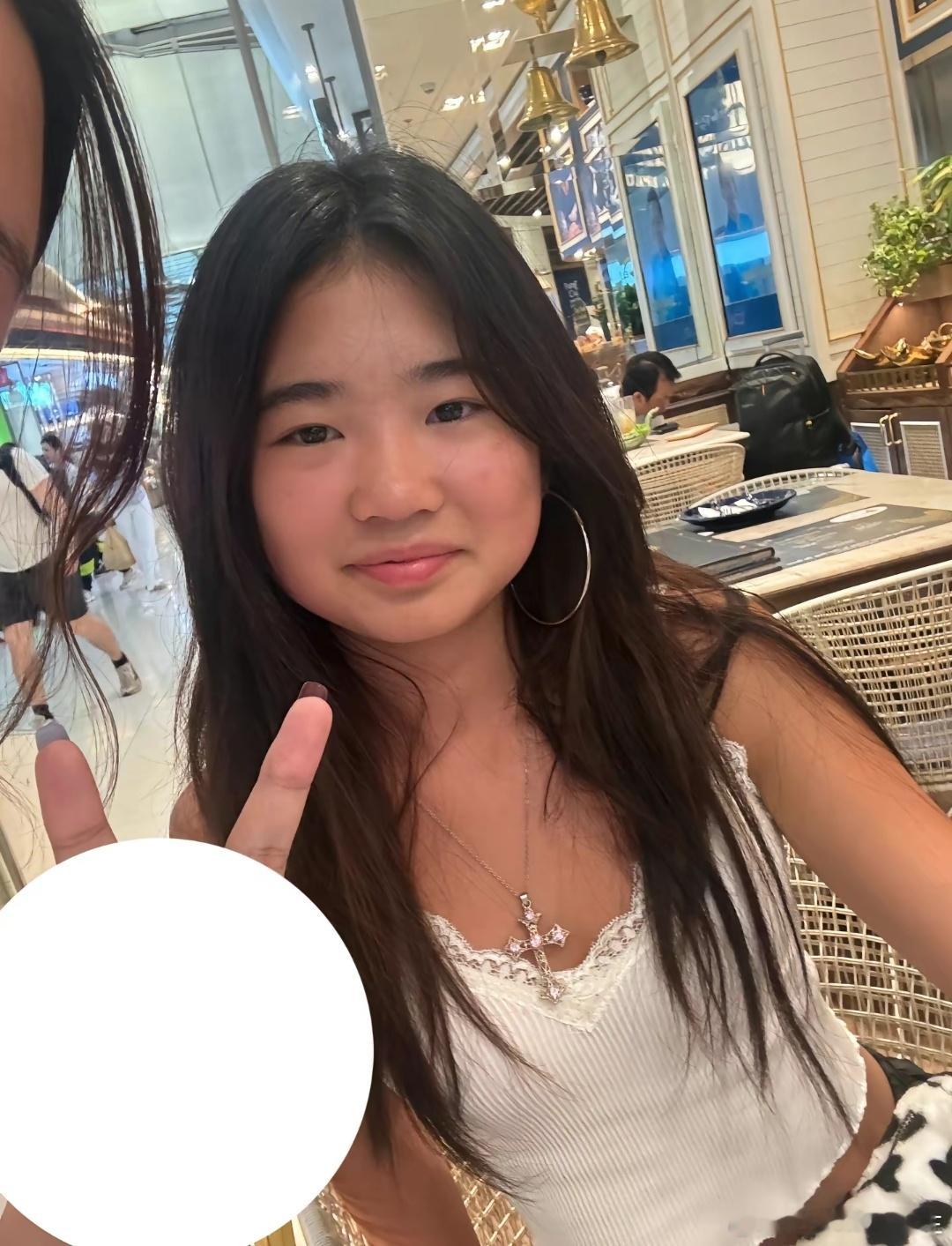 泰国机场偶遇Grace和Joe，舅笑起来太可爱了，一看性格就很好的那种，姐姐也笑