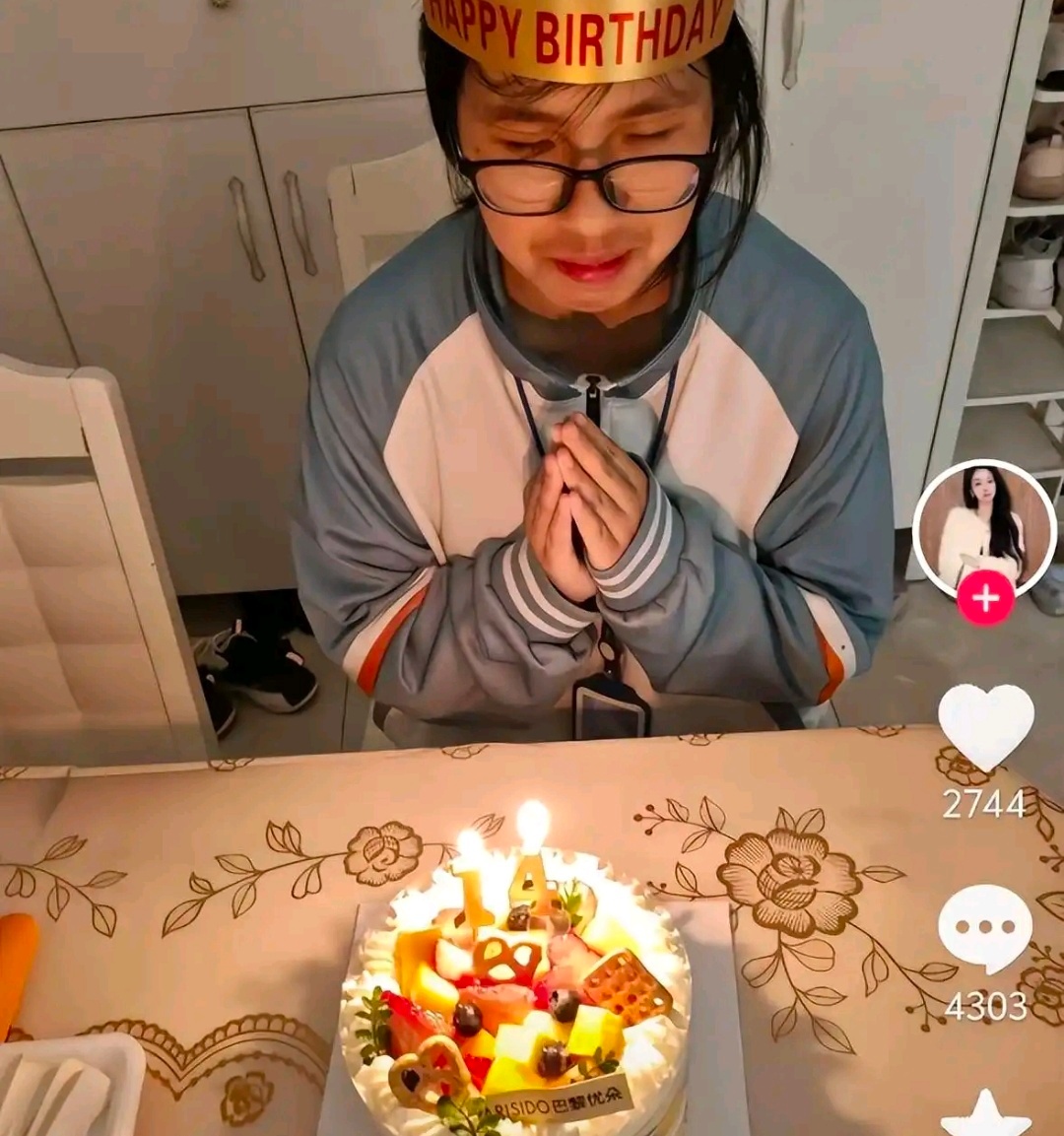 14岁女孩生日照被吐槽“满脸槽点”，孩子已经步入青春期了妈妈还是不要只顾自己打扮
