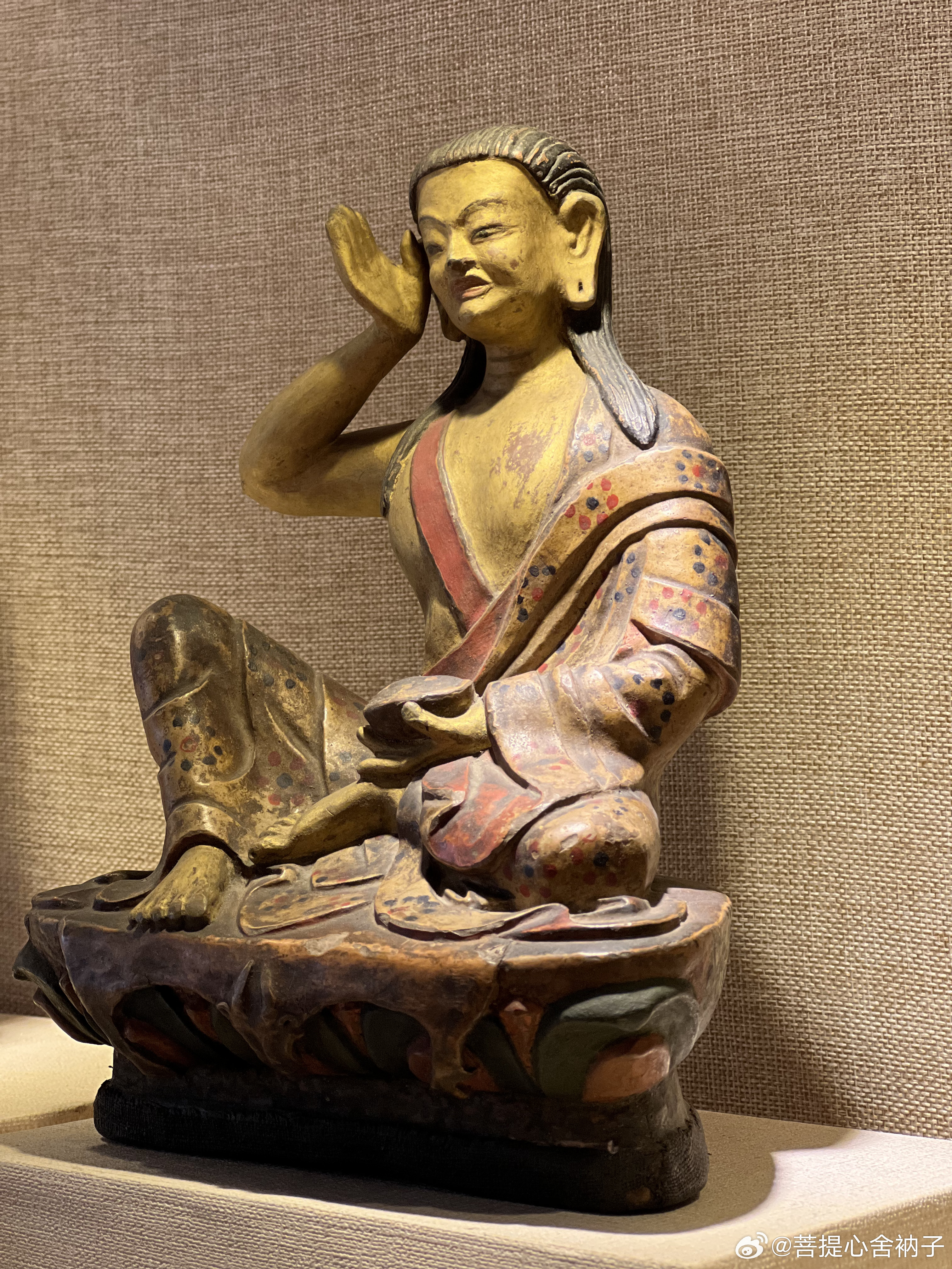 别嘲笑那些双手合十祈祷的人。旁人只看到表面动作，看不懂背后的心境。你可以不认同、