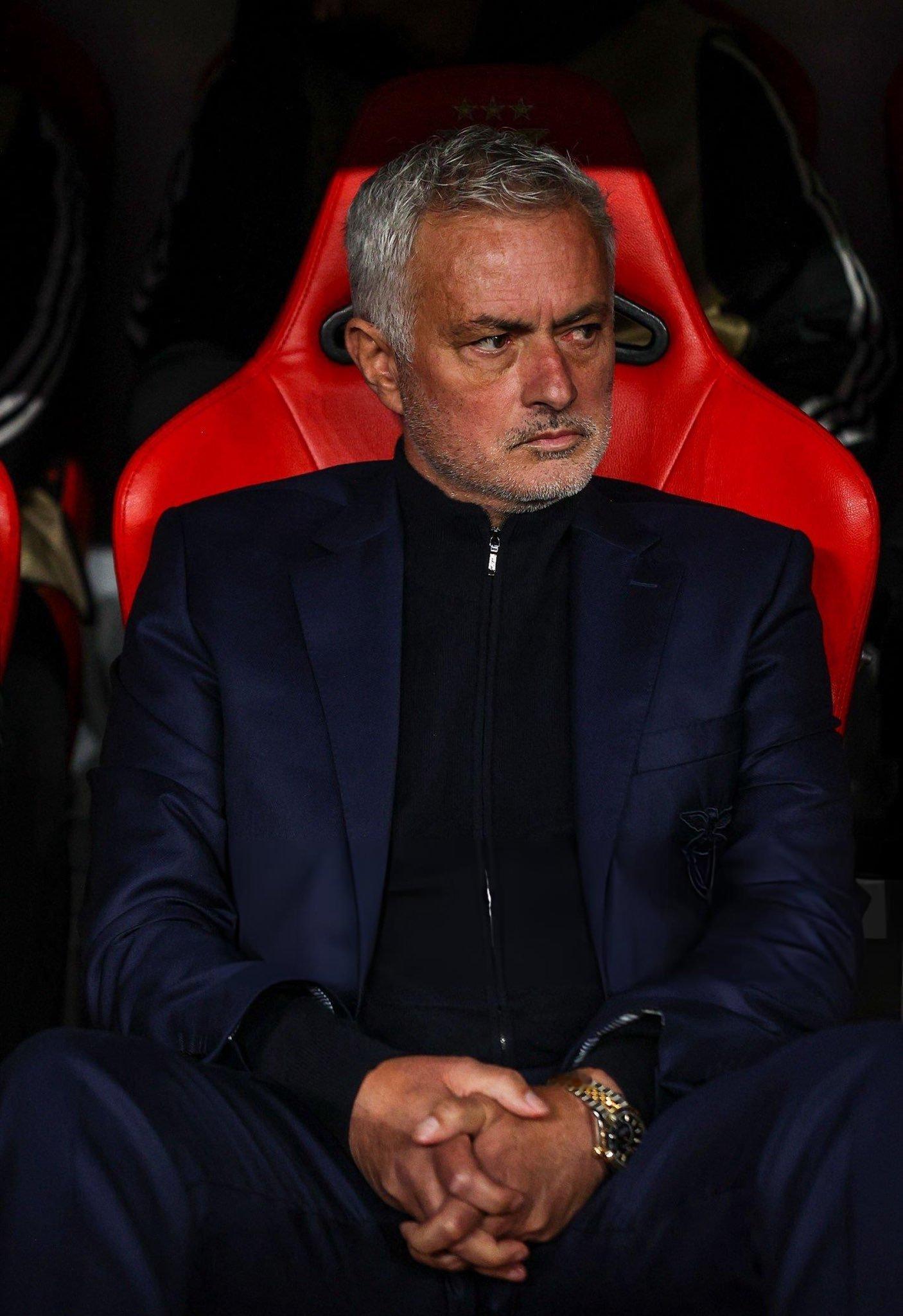 【穆里尼奥收藏了麦克托米奈的落场球衣】个人执教的第150场欧冠，率领本菲卡2-0