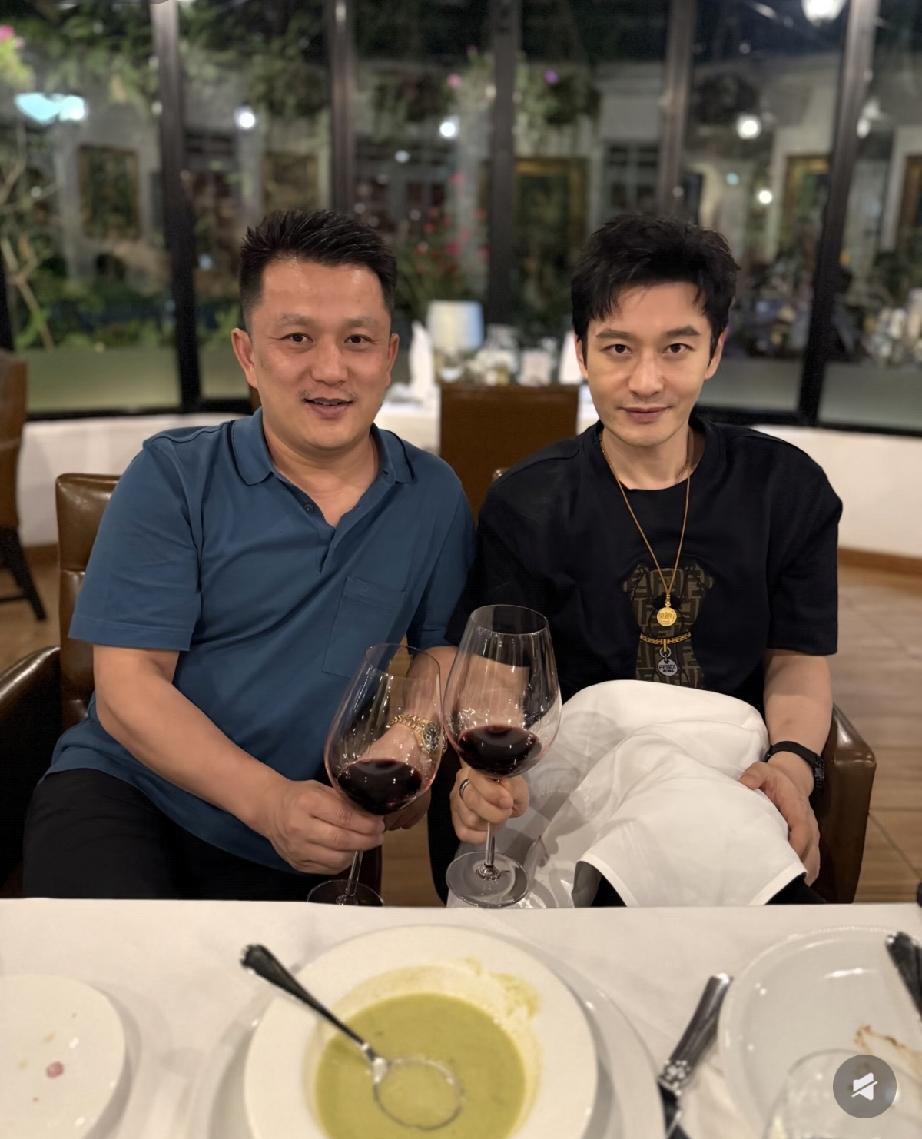 黄晓明在泰国清迈录制《中餐厅》时与朋友相聚，无修图下身形暴瘦眼袋也很重，感觉老了