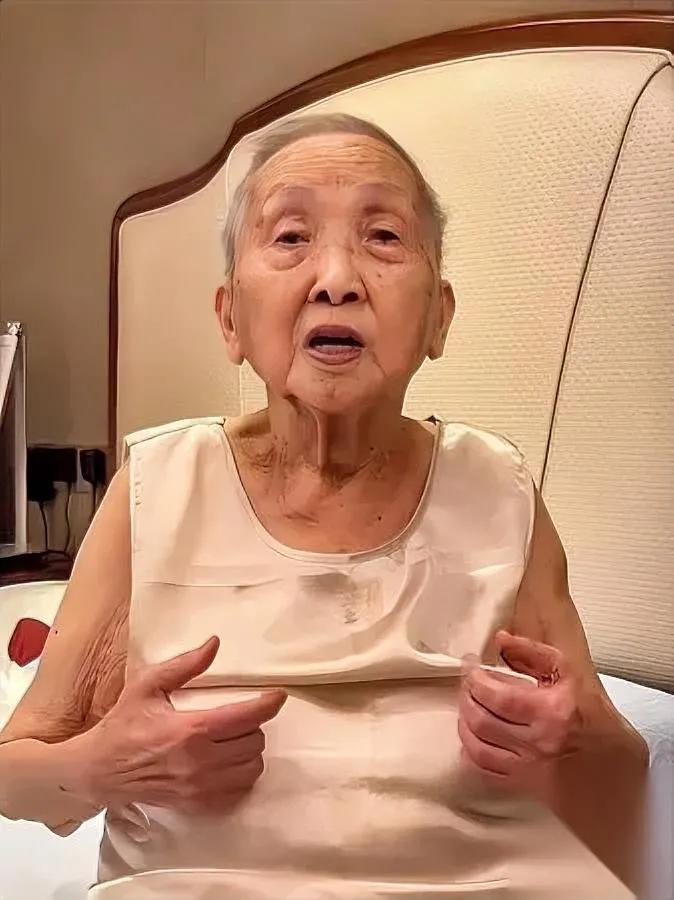 百岁奶奶的“保命诀”就三个字——

别！摔！跤！

她拉着老姐妹的手叹气：“年纪