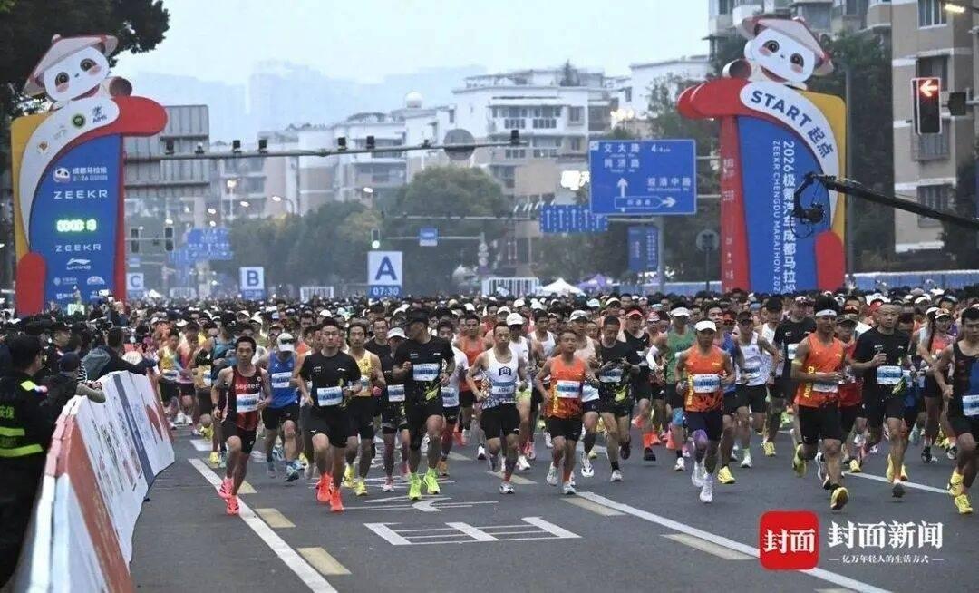 马拉松跑圈又出丑闻：官方配速员把赛道当广告位，换鞋收旗全被快门拍下，两天后名字跟
