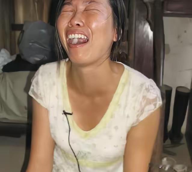 颠覆人性！最残忍生母案曝光，热油灌嘴烫死亲女，出狱后还刨坟踏骨灰
 
都说虎毒不