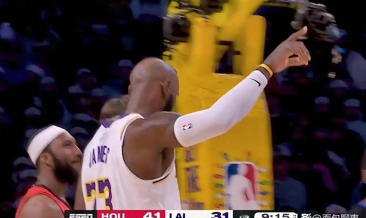勒布朗·詹姆斯，-22！这数字简直是在打脸。
你敢信？
这位传奇在场，湖人居然净