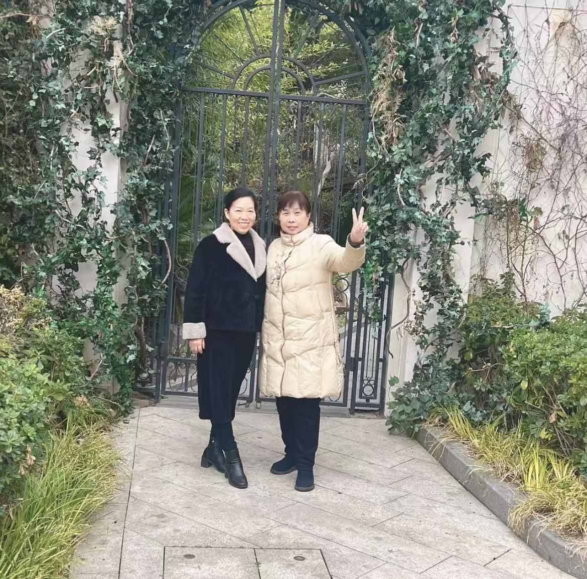 前阵子帮闺蜜整理分手行李，翻到她和前男友攒了3年的奶茶积分卡、电影票根，连第一次