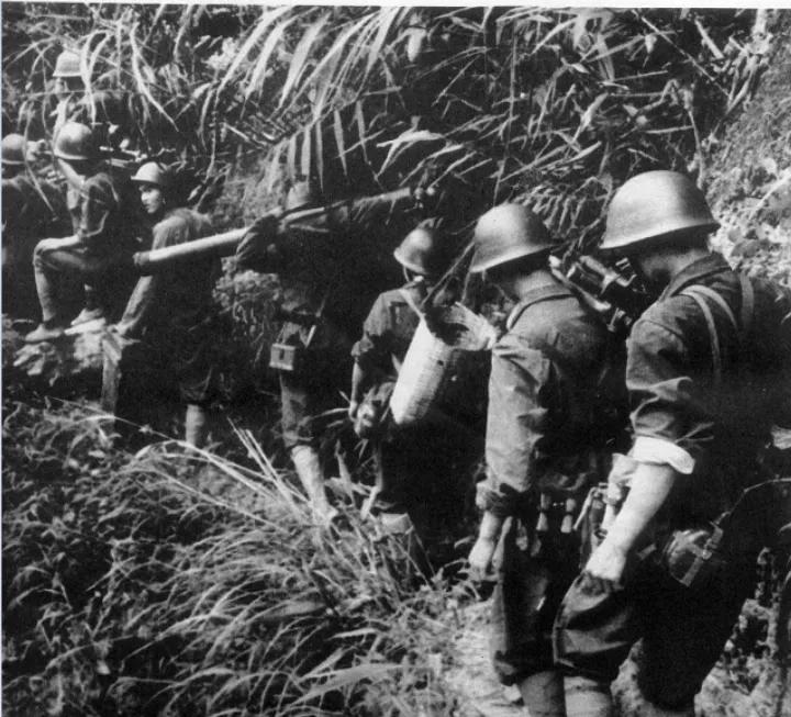 1979年，对越自卫反击战中，冯增敏带着200多名战士向越军投降，回国后被判10