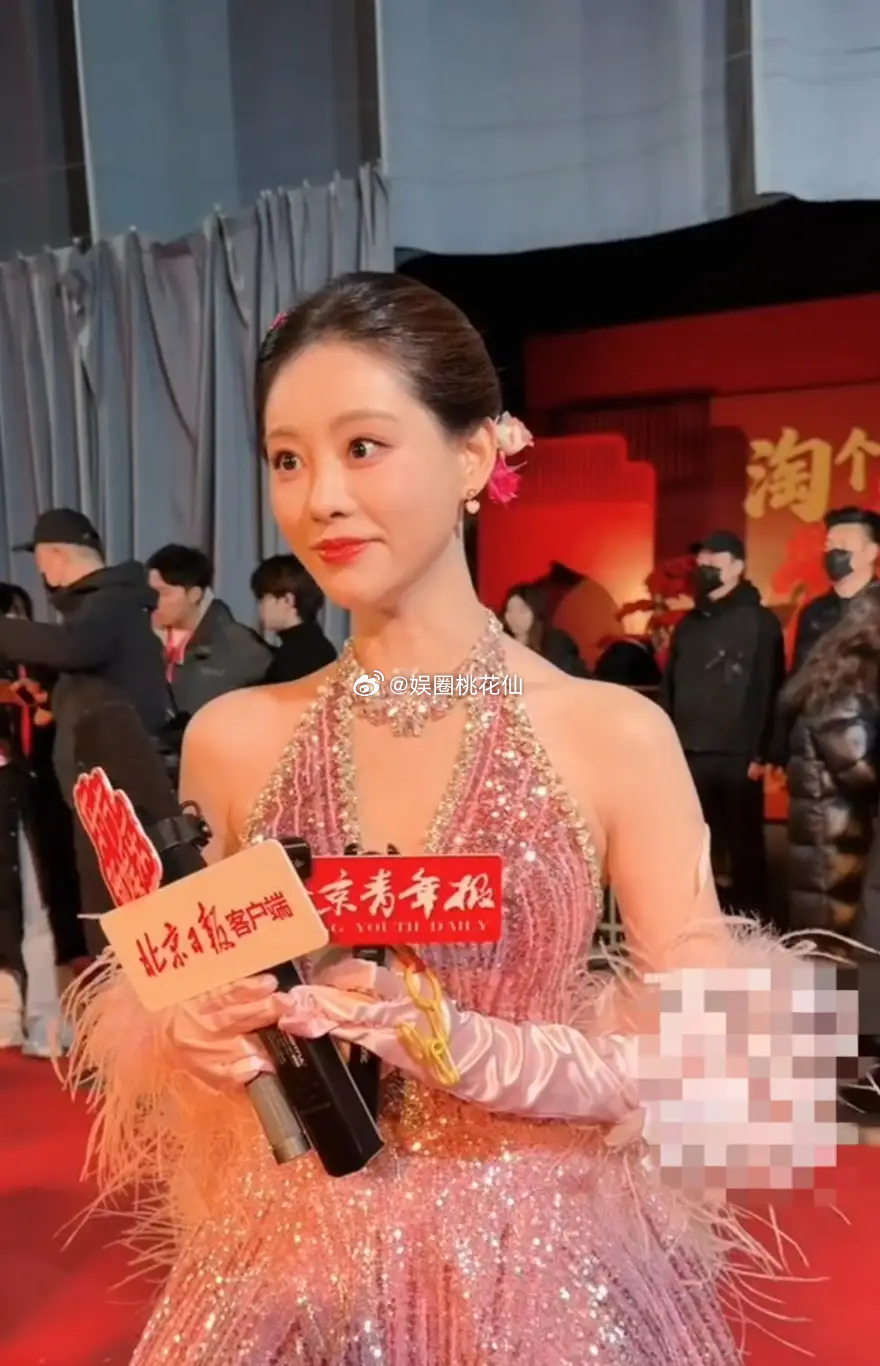 祝绪丹亮相微博之夜，穿粉红挂脖长裙，簪粉红花朵，化身粉红女郎！！！！！！ 