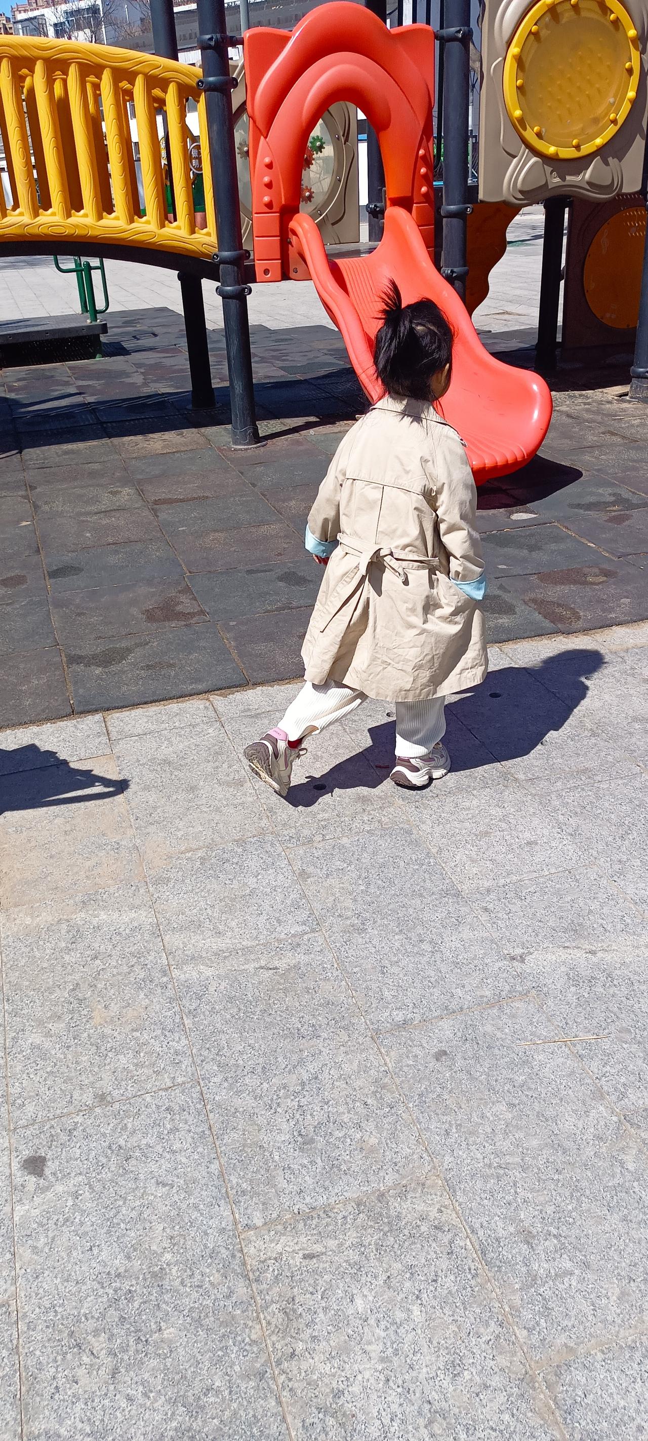 我对这个公园，印象深刻！
今天女儿休班，天气还特别好，带着两个孩子来公园玩，孩子