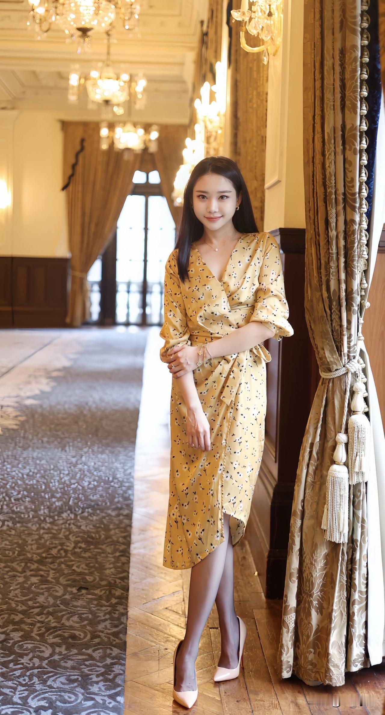 暖调复古大厅，一袭黄色碎花连衣裙恰到好处
明亮黄底点缀细碎小花，围裹版型勾勒线条