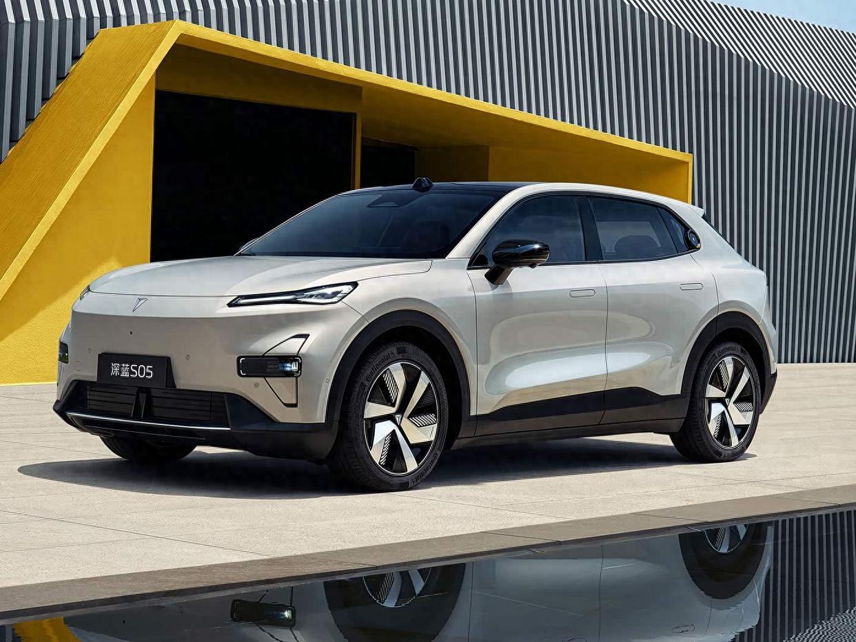 2025年广州国际车展上，长安汽车品牌以“新长安·新安全——天枢智能”为核心，全