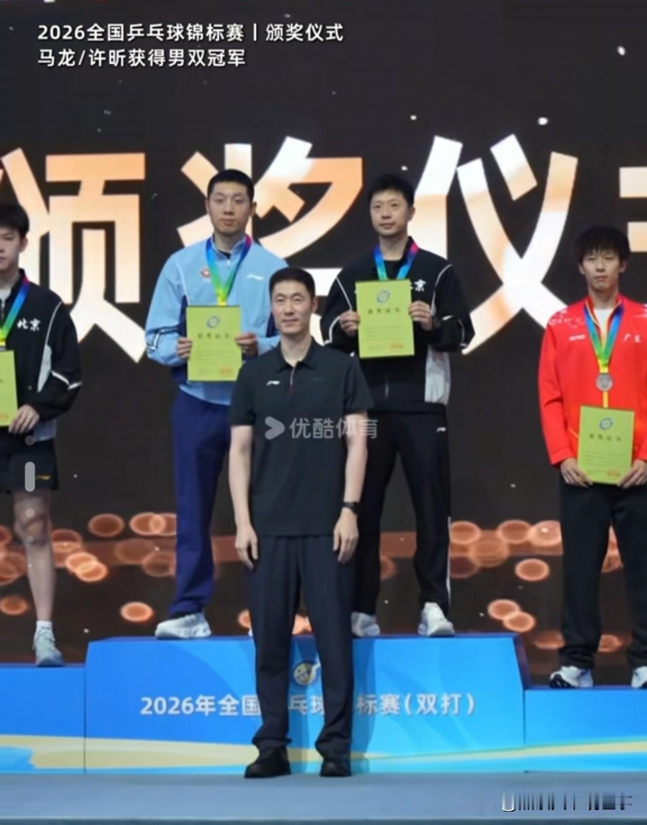 马龙、许昕夺冠，我只高兴了半秒，因为这可麻烦了呀。
马龙今年 37，许昕今年 3