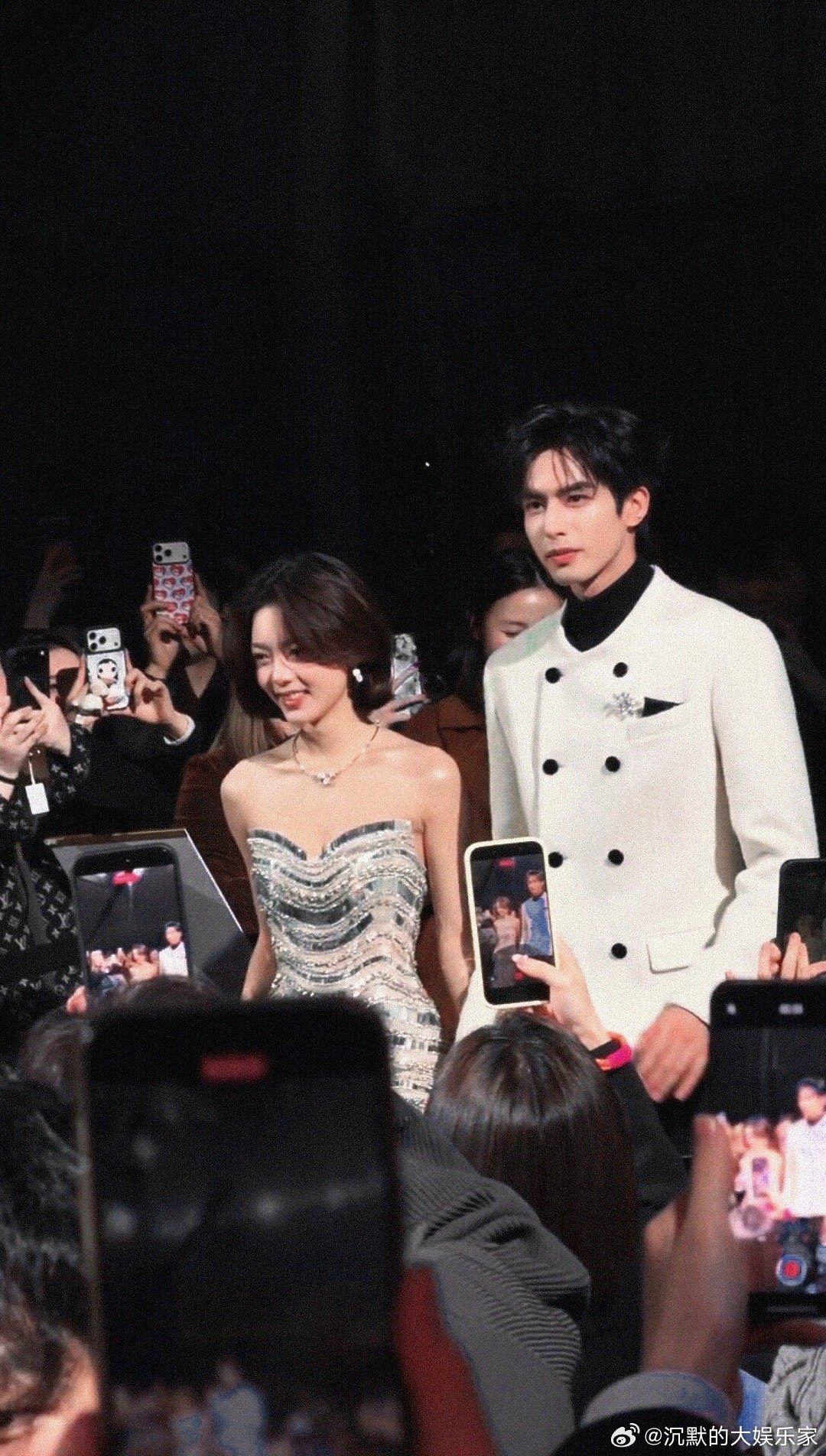 赵今麦和宋威龙并肩笑眼热聊太治愈了同框画面养眼又松弛，两人频繁对视，距离越靠越近