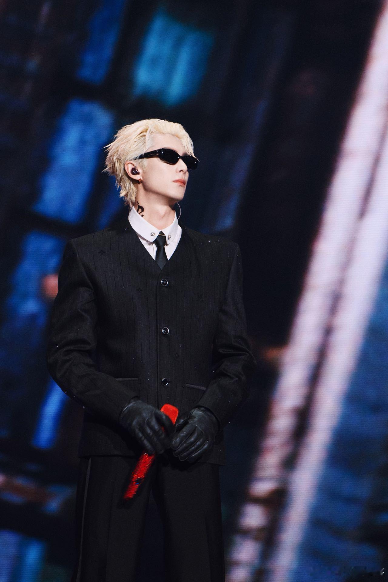 看完王鹤棣演唱会后劲还在 鲨疯了！这两天大家被的金发造型刷屏了吗？讲真，这个发色