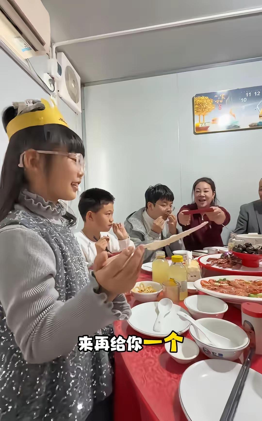 厉怀远成功逆袭成网络红人，还开办了自己的网络公司，交由妻子林丽打理。不过，这可是