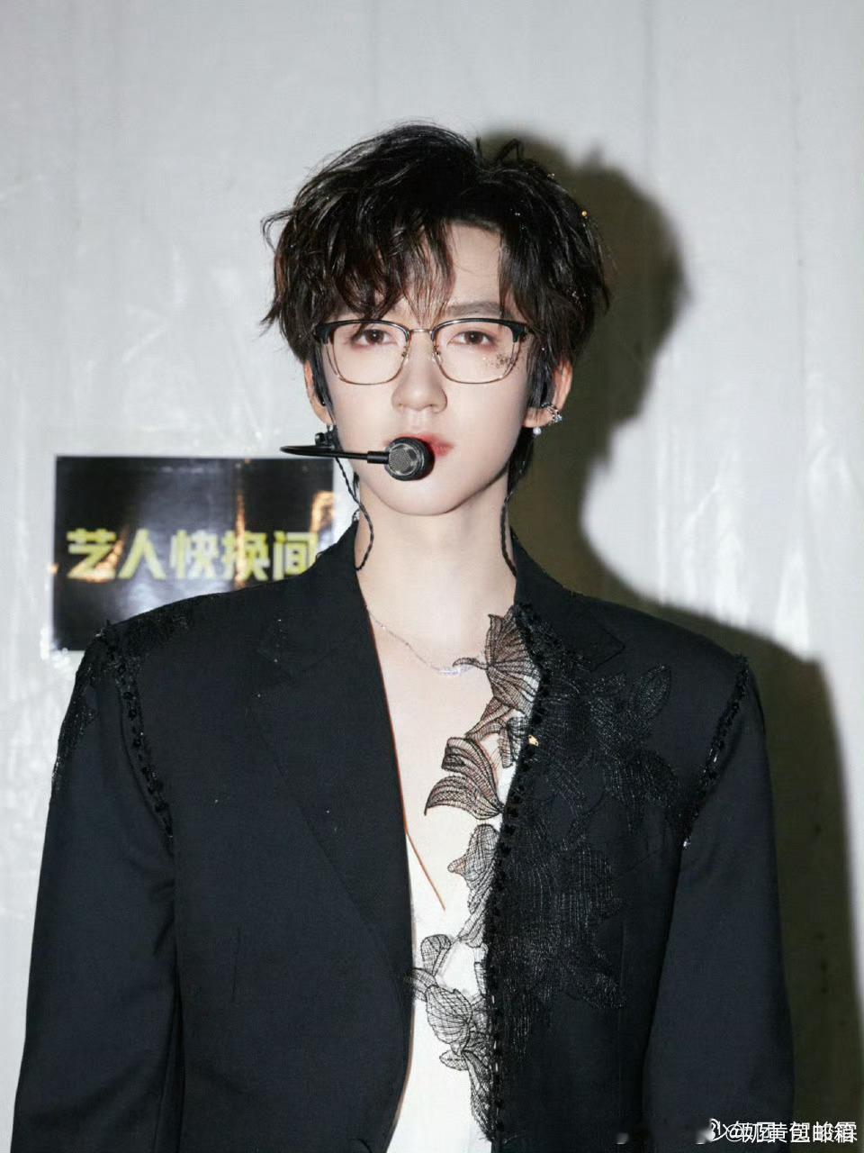 贺峻霖 在等你们来哦家霖好看成这样[舔屏] ​​​
