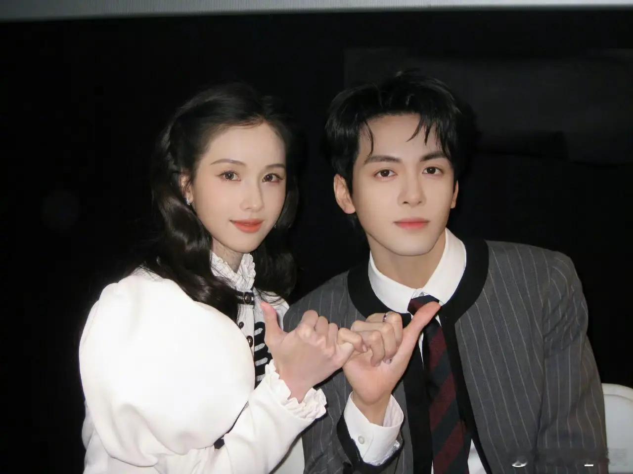 曾舜晞亲手为陈都灵戴上王冠和头纱，小心翼翼地问“会不会太紧”“舒服吗”，薄纱罩着