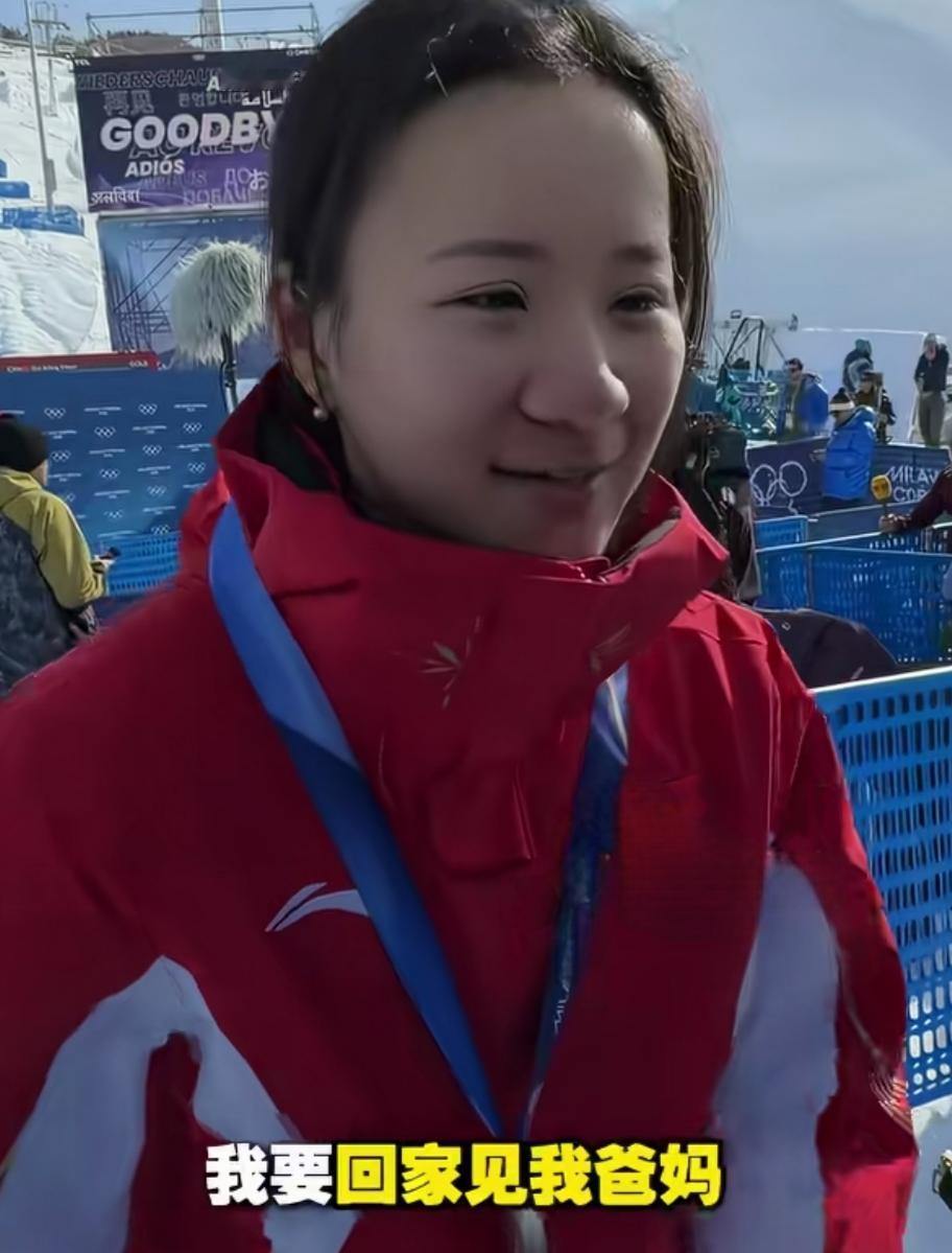 李芳慧真沉稳，面对记者采访镜头，她表示很想回家见父母。

她在本届米兰冬奥会上的