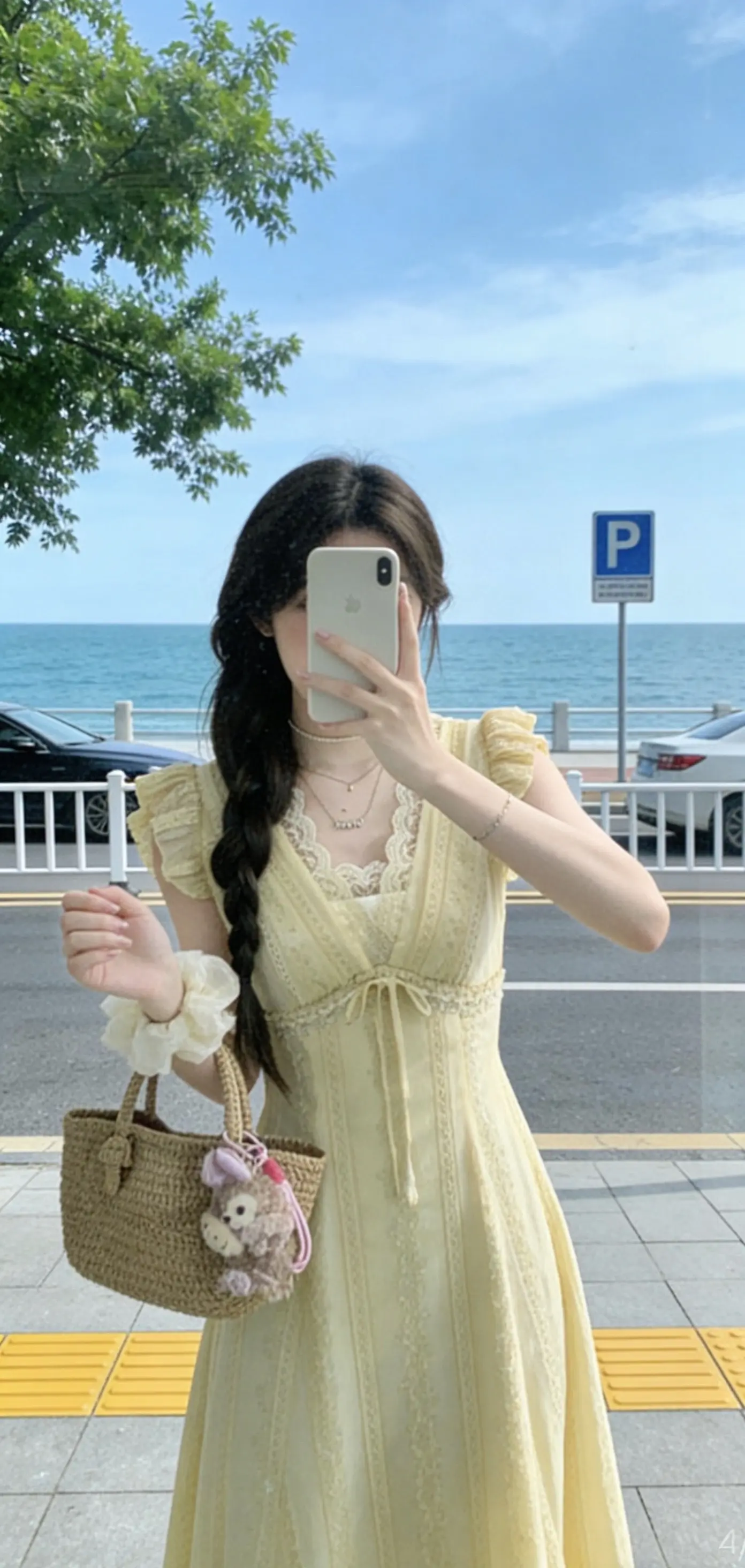 “那些渴望被遮风挡雨的女人          最后都学会了自己撑伞...”