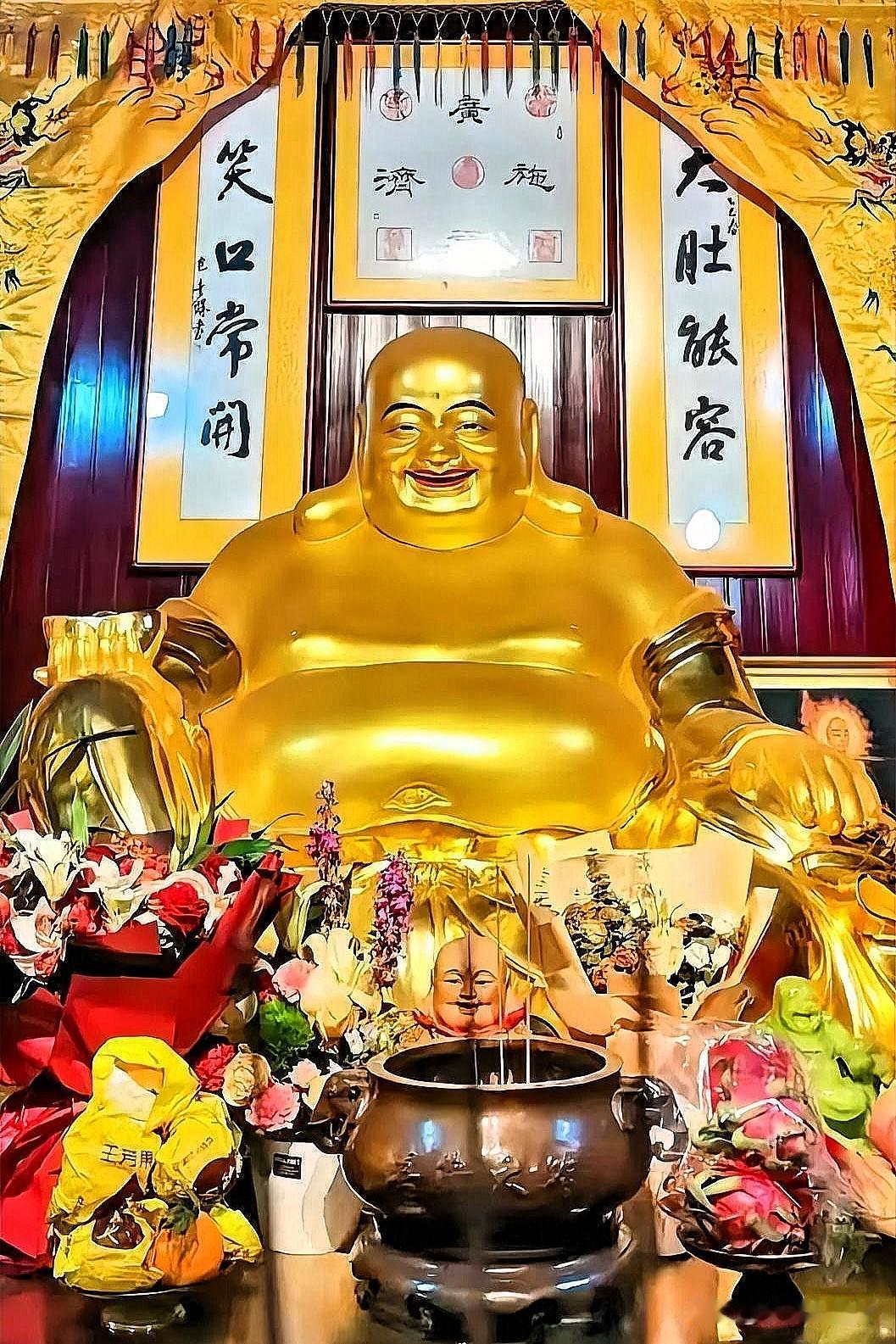 为什么人人都爱弥勒佛？看完这尊金身，我悟了
 
你有没有发现，每次进寺庙，最先让