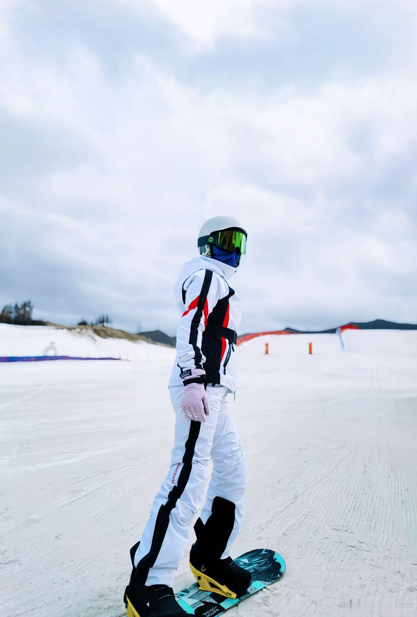 张杰牵谢娜滑雪哇塞🤩！张杰和谢娜一起滑雪的照片来啦🎿！照片里的他们超有活力，