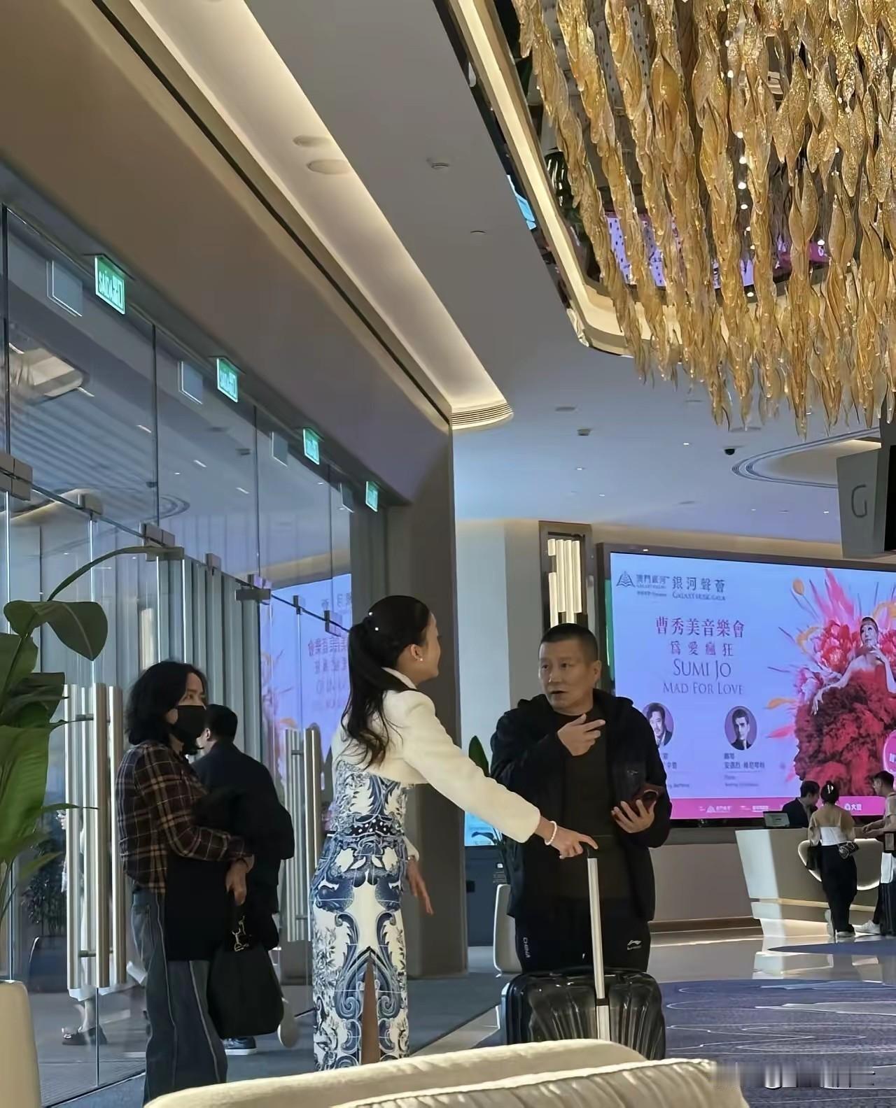 王楚钦最强亲友团抵达澳门，
王老板和任老板来了，
明天可以观看王楚钦和樊振东比赛