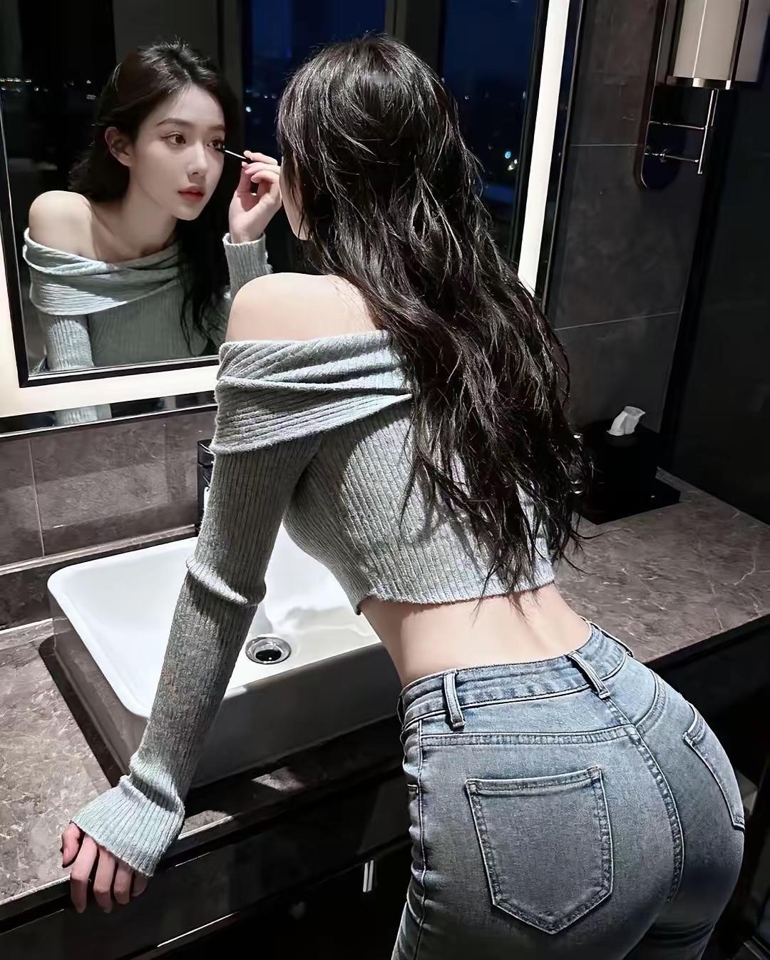 夜晚的浴室，镜中的自己，轻轻描摹眼妆，享受独处时光。