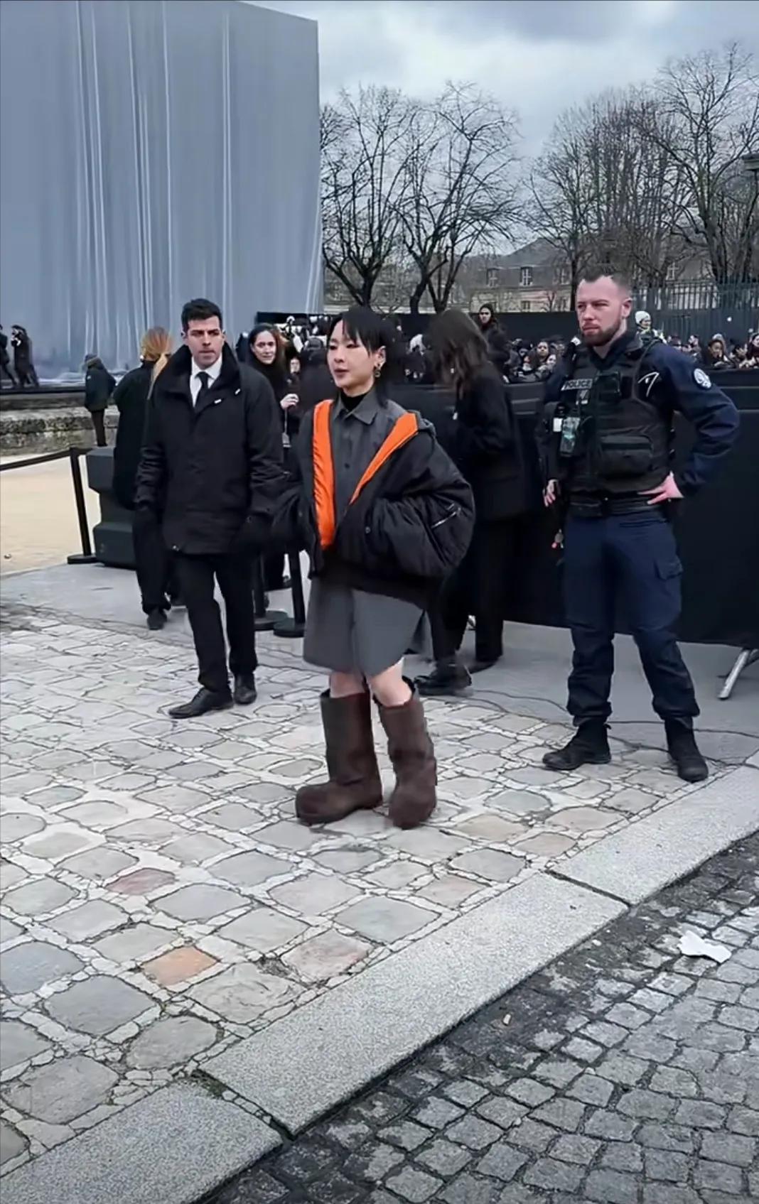 周笔畅巴黎世家造型一如既往中性风，就是搞不懂为什么穿这个鞋子，走路得多累啊！还有