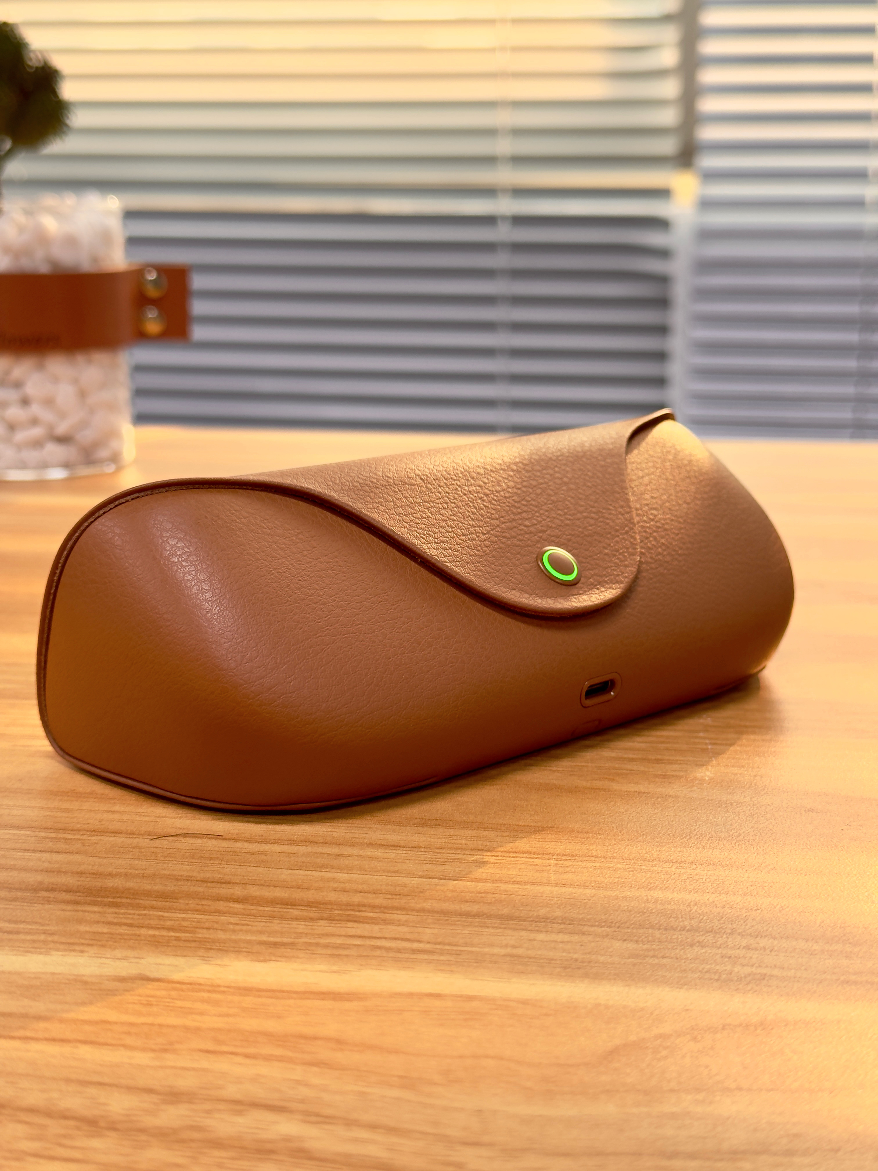 理想造AI眼镜，表面上看是跨界凑热闹，但细想一下，这步棋走得很“理想”——它不是