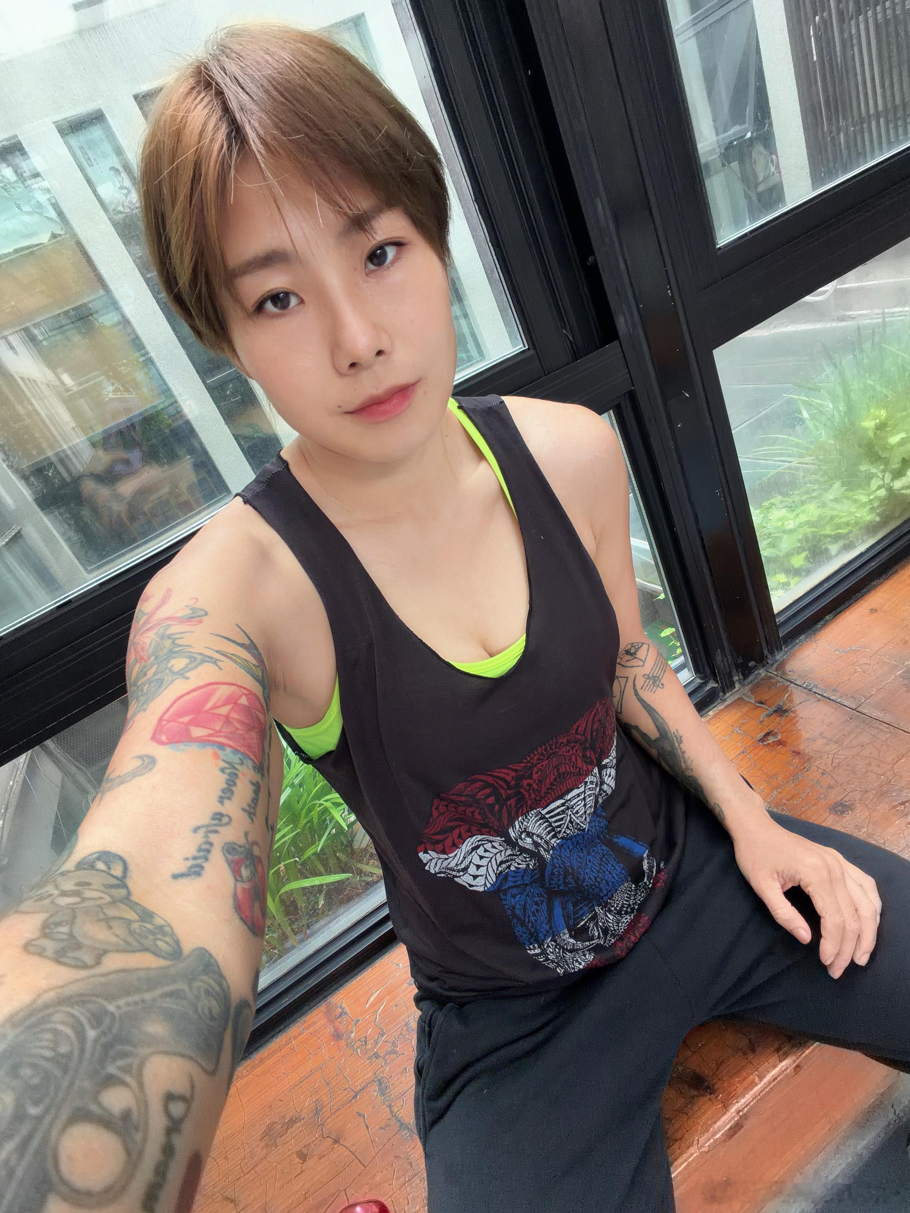 最近控制体重，吃很少，然后每天跑20公里不到，超级饿，称重后就可以吃啦格斗拳击减