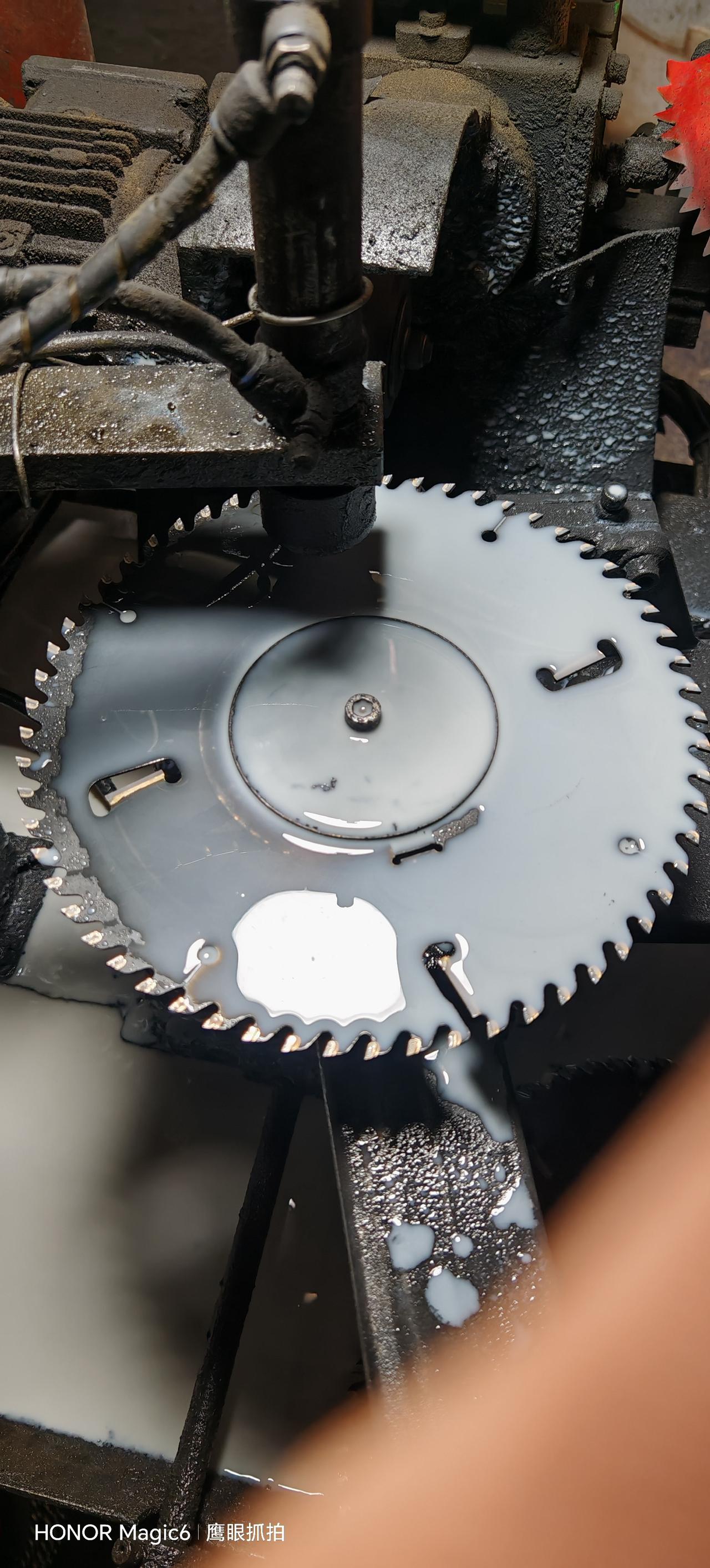 元宵节你回家了吗我已岀来打工了，没回家。这是我工作岗位磨锯片