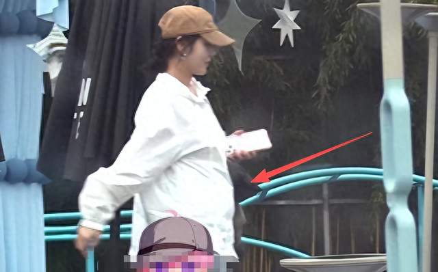 张佳宁北京喝咖啡，穿衣宽松小腹凸出 疑有孕，此前和男友街边争执