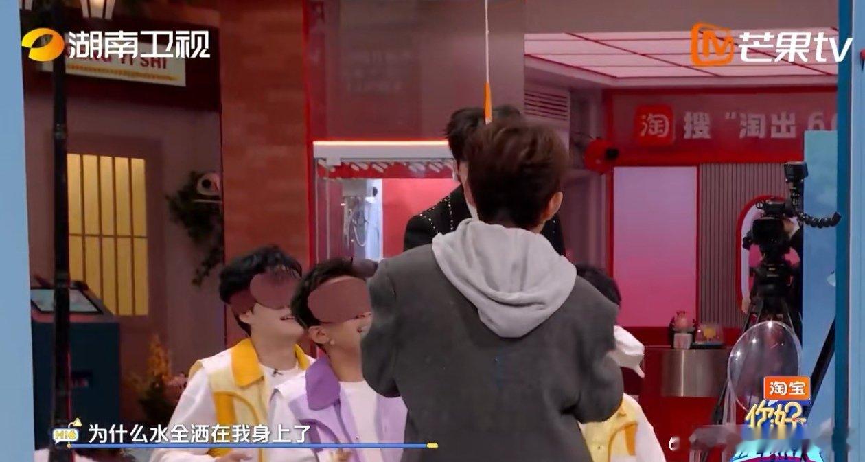 郭俊辰躲过第一次躲不过第二次你好星期六 打雪仗游戏环节欢乐满场！郭俊辰躲过第一个