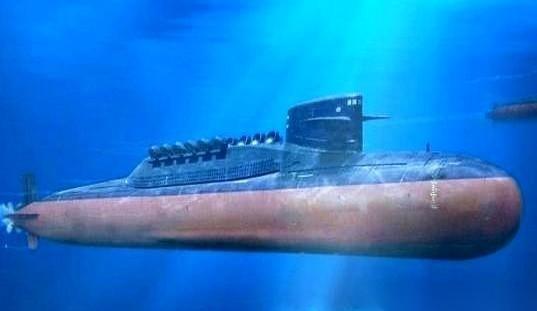 理论上，一艘核潜艇的反应堆能烧几十年，可以让它永远不上浮。但实际上，90天，就是