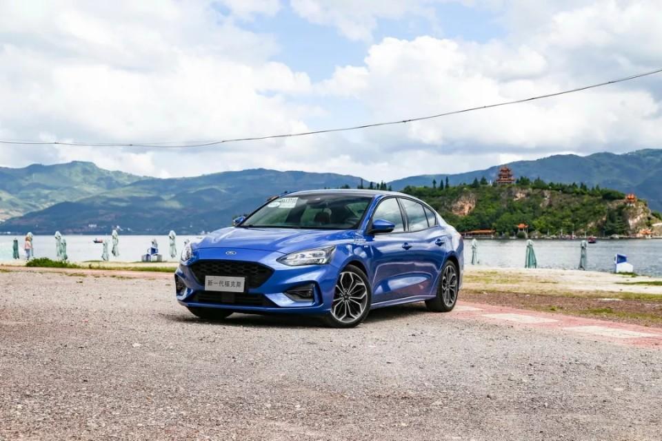 今天讲讲福特福克斯该买哪款
福特福克斯是一款注重操控和运动性的车型，所以1.5L