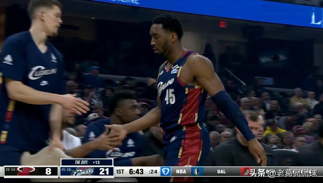 骑士超级球星米切尔真是低迷的可怕！在今天骑士主场迎战热火的比赛中，目前双方的上半