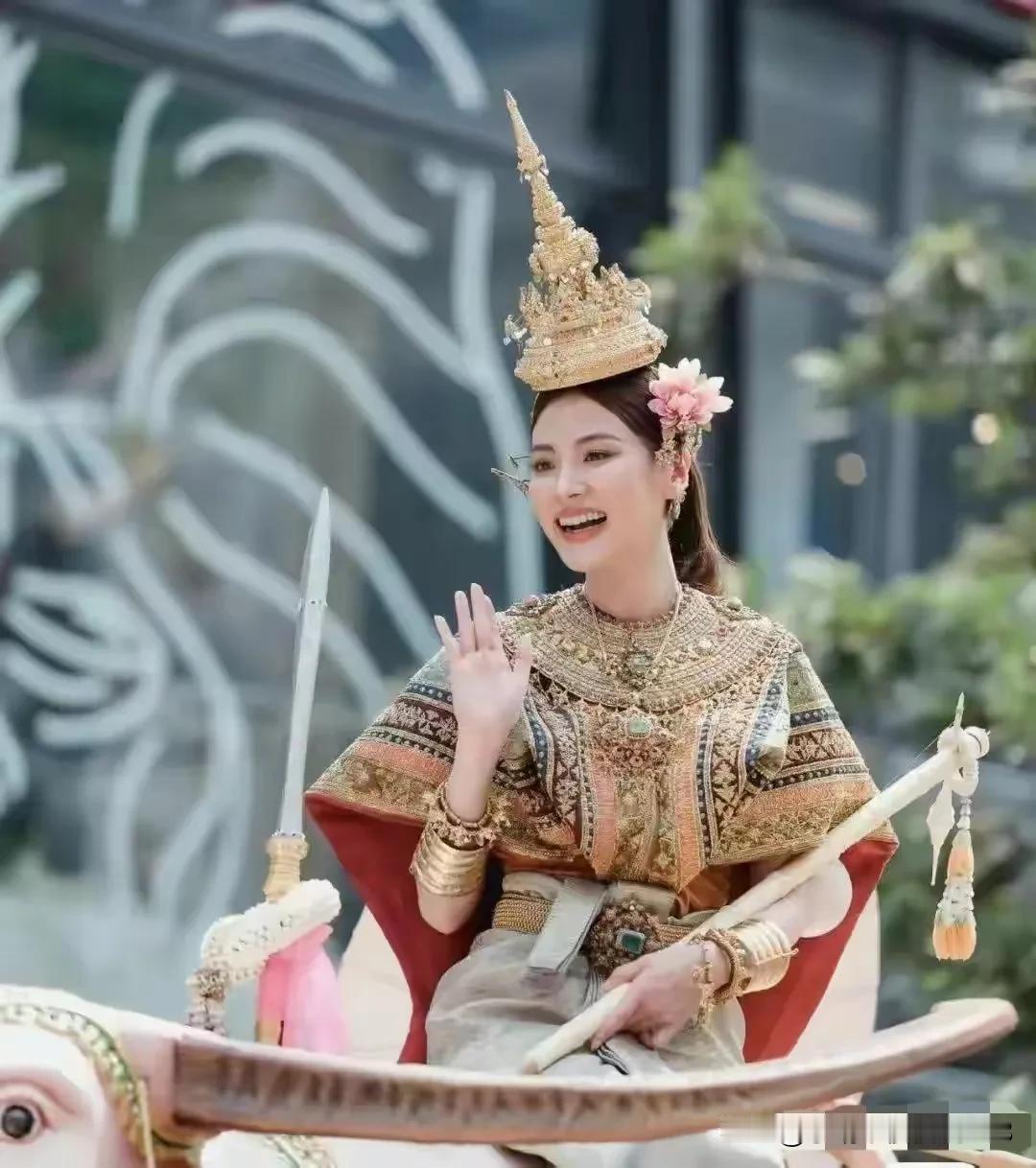 泰国宋干节，
人气女星担任宋干女神，范冰冰受邀游花车
哪一个是最美女神[灵光一闪