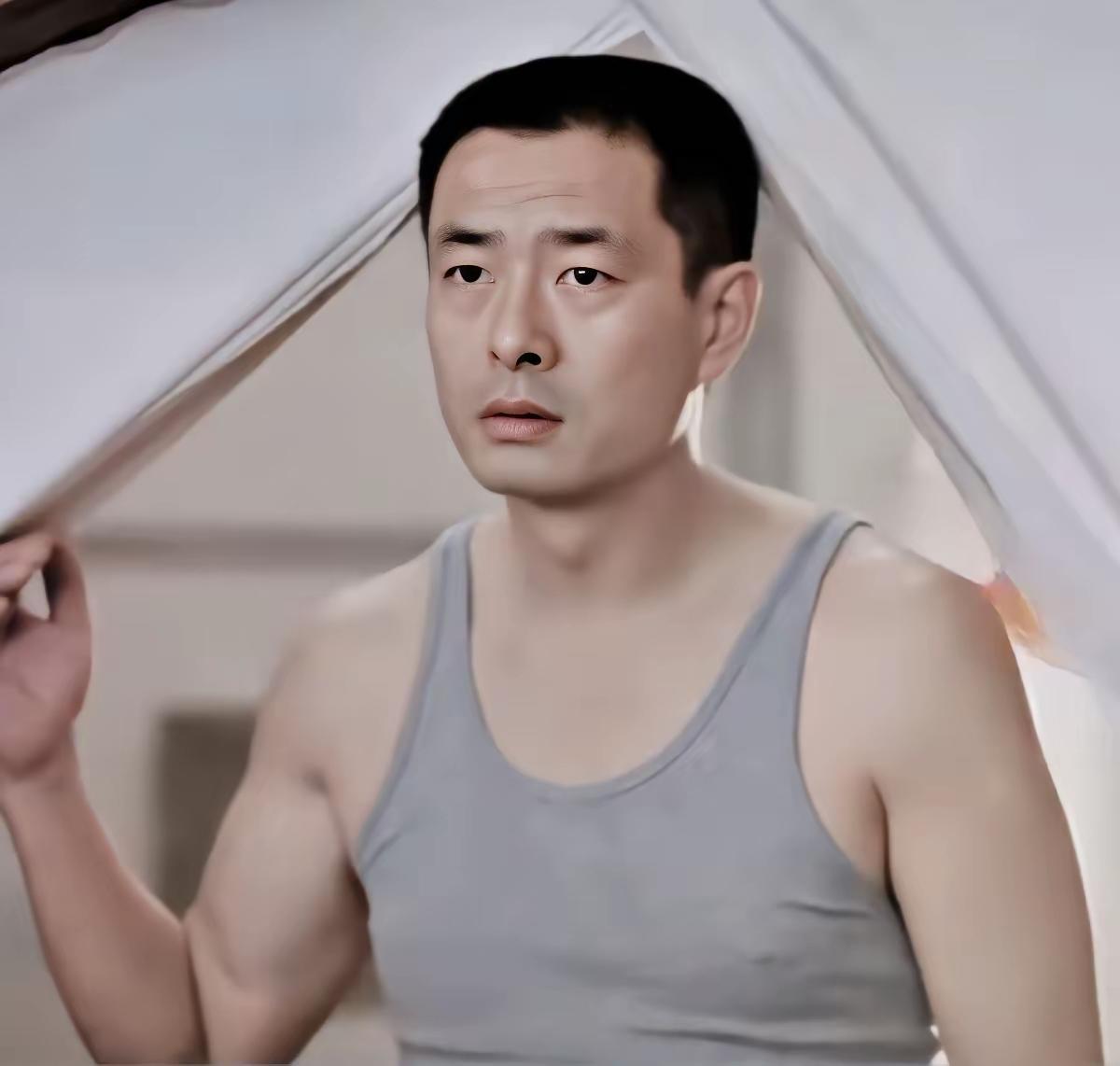 濮存昕
虽然不是很帅，但看上去很舒服，气质也好！