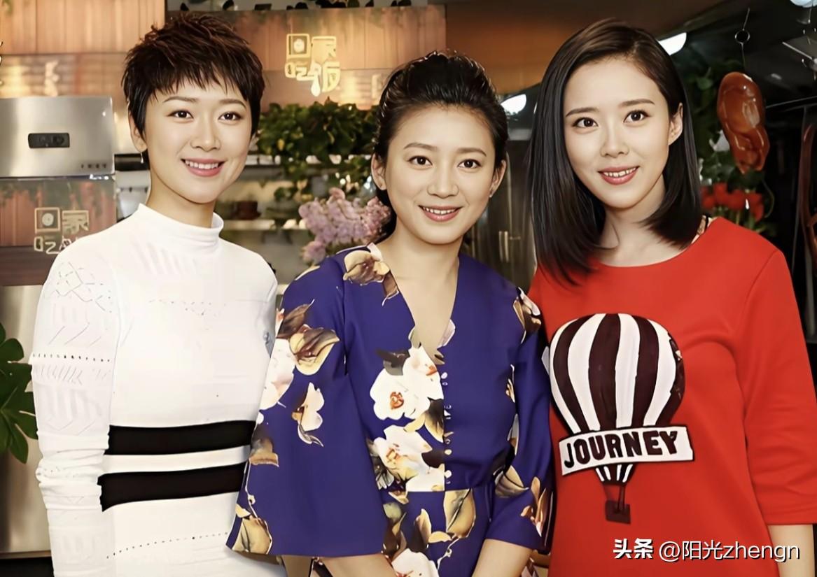 这张《回家吃饭》的合影太暖了！

王小丫稳稳站在C位，一身紫底白花的连衣裙，盘发