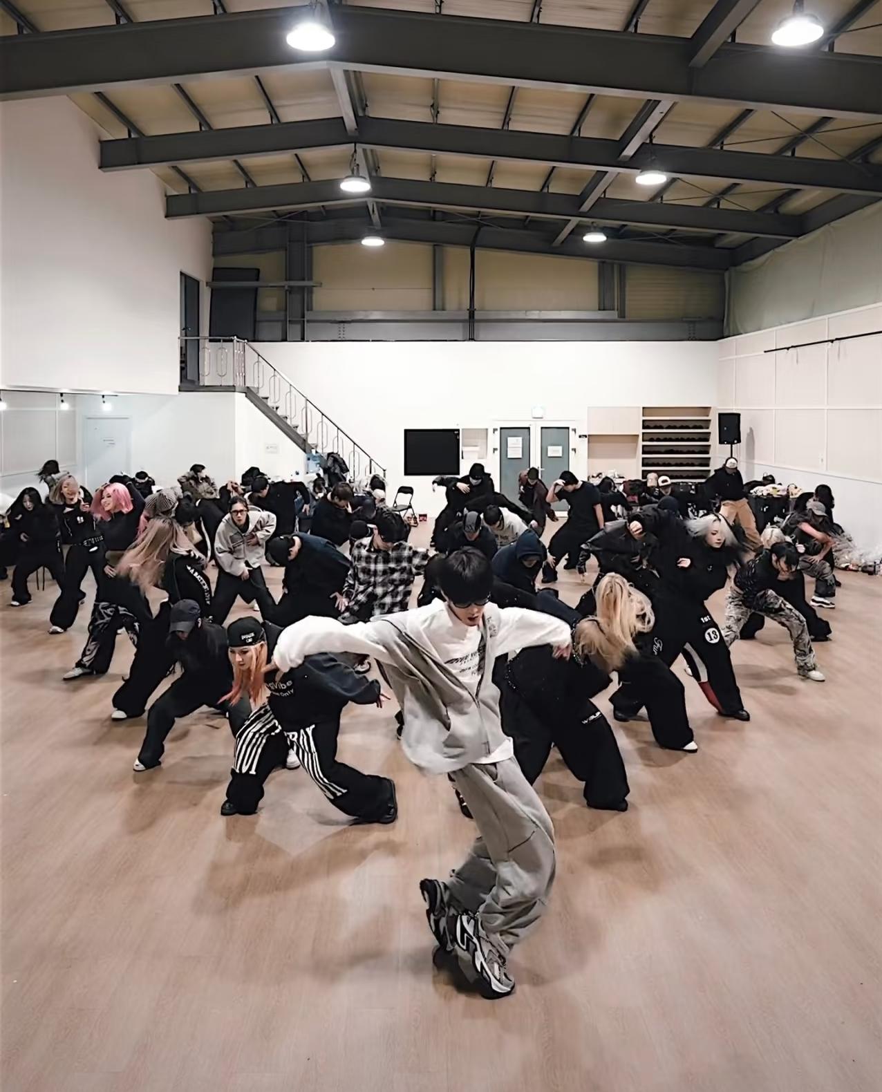 之前檀健次还说“好久不跳舞，身体机能要恢复，不是以前的小健次了。大家都说檀老师还