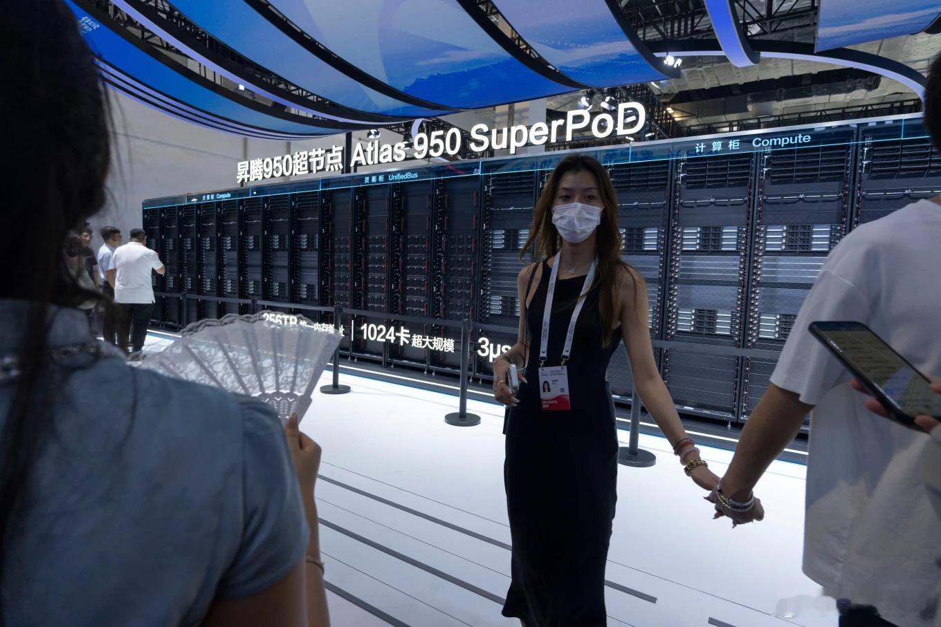 【上海科技论坛照片显示，中国在人工智能和机器人技术方面取得的进展与美国展开竞争】