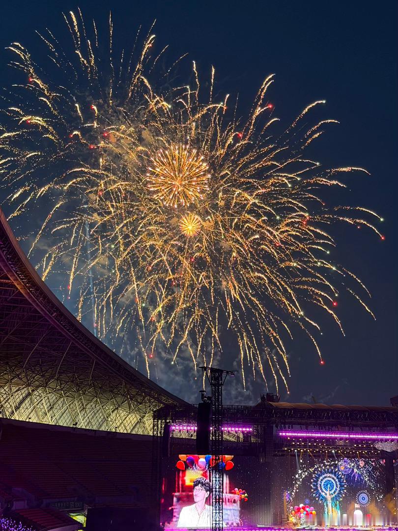 周传雄新巡演首站贵阳 老辈子下手果然稳准狠，周传雄贵阳首站这排场真的绝了。又是无