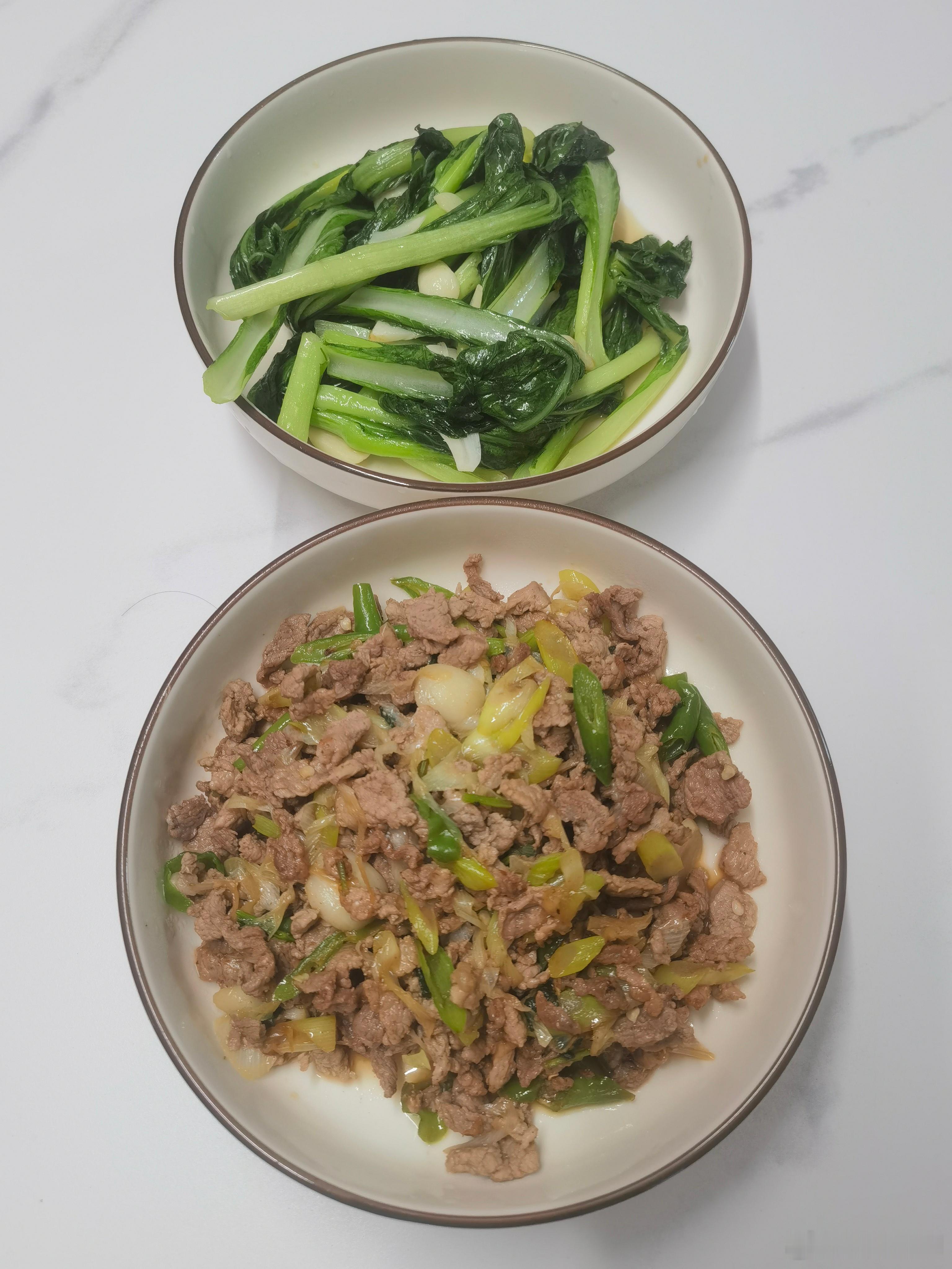 午餐：辣椒炒肉+清炒菜心。补充好能量，下午加油搬砖💪 