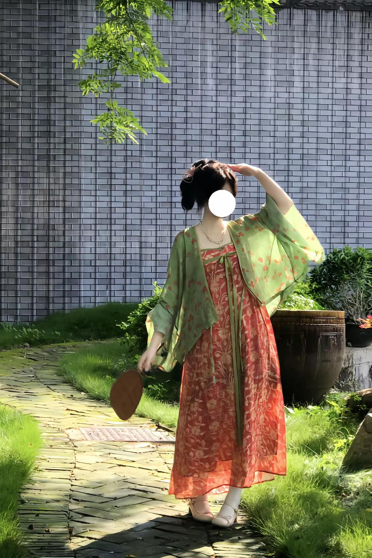 绿色是夏天的代名词～好喜欢这个袖扣设计国风美学 汉服美学 超适合夏日的汉服穿搭