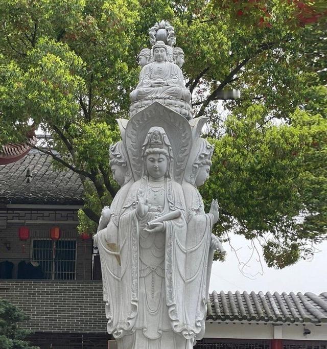 庙门口这一幕真讽刺。一大姐刚捐完几百块香火钱，转头就对脚边讨食的流浪狗视而不见，