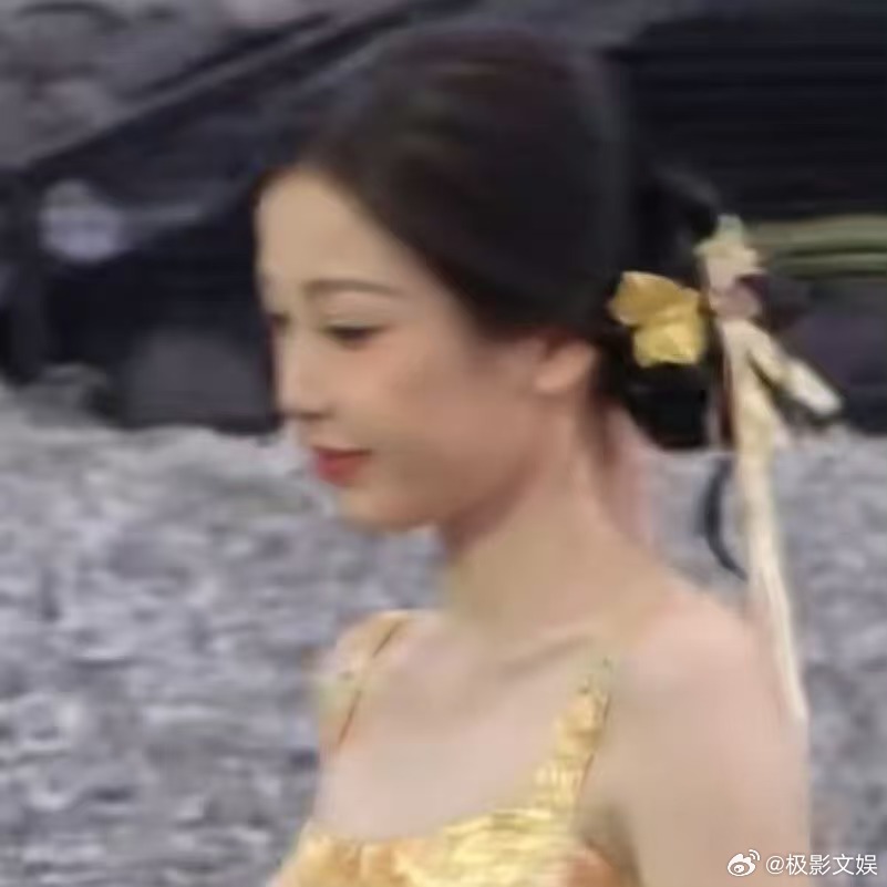 虞书欣耳环小巧思虞书欣耳环当簪花虞书欣耳环小巧思，好看，迷晕 