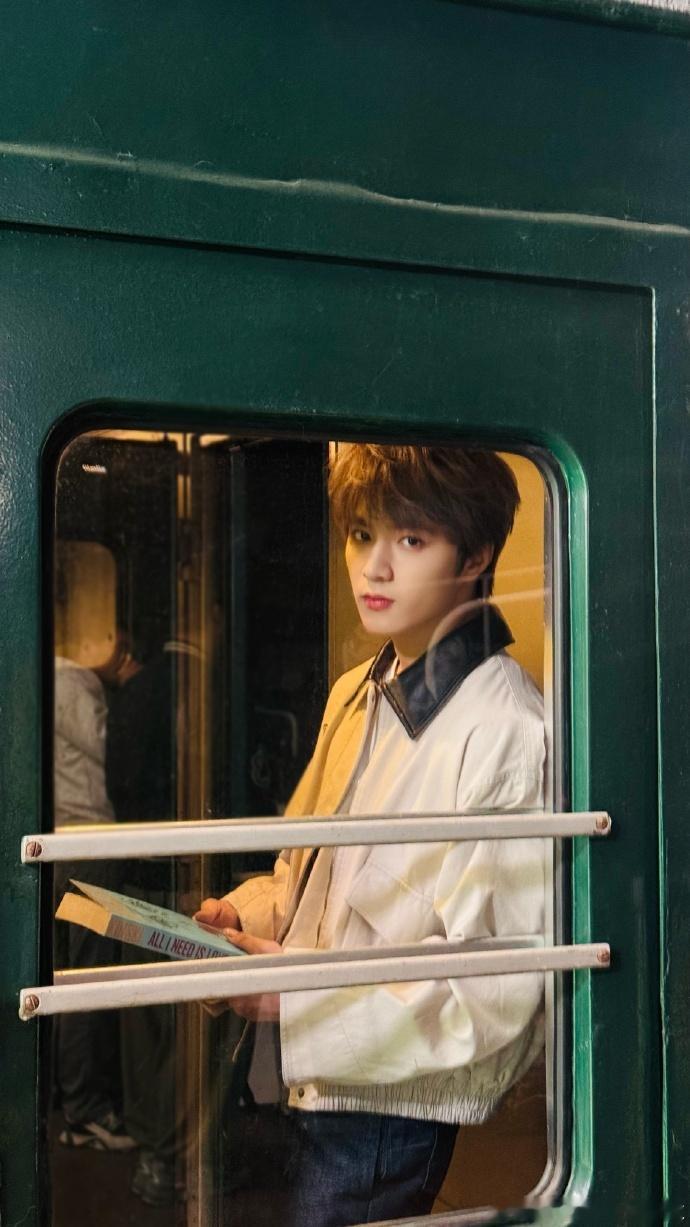 刘耀文六周年影像合集，这手我真的不行了，s感十足 