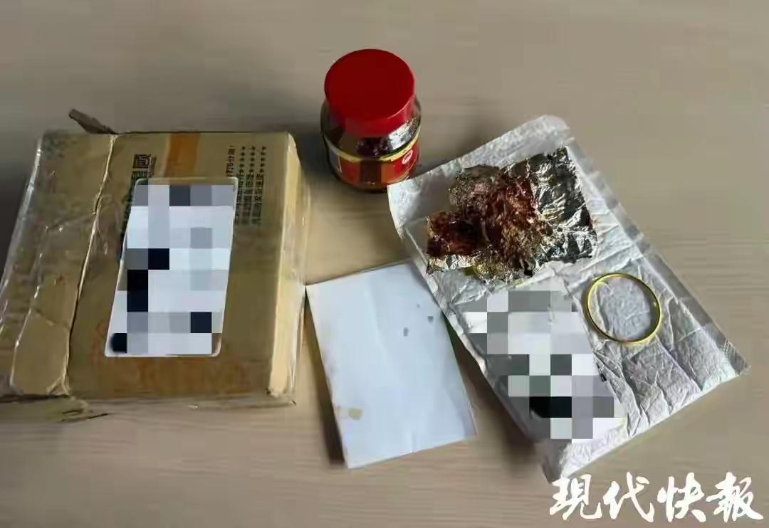 六旬大妈网恋迷心窍，豆瓣酱藏金镯险遭骗！
谁能料到几句虚拟情话，就能让老人甘愿送