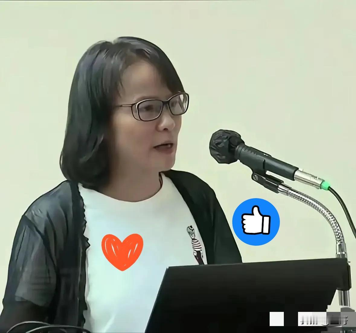 台湾爱国女教师区桂芝犀利痛斥郑丽文：嘴上空谈和平，却一味跟风大肆军购，这种行径根