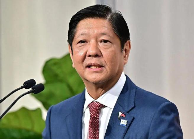 小马科斯在喀山的红地毯上笑得灿烂，这背后其实不是什么外交胜利，而是一场关于生存的
